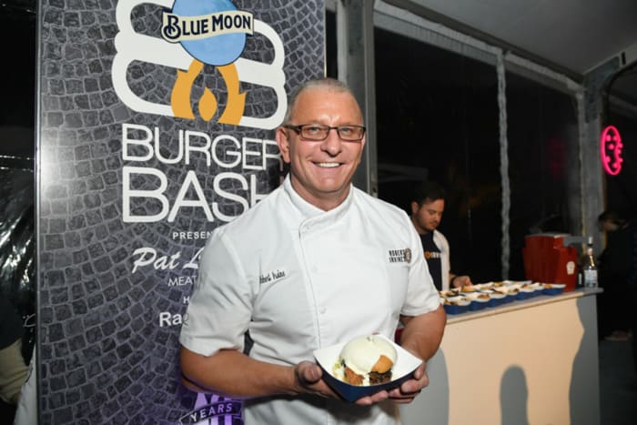 nycwff_burger-bash_robert-irvine.jpg
